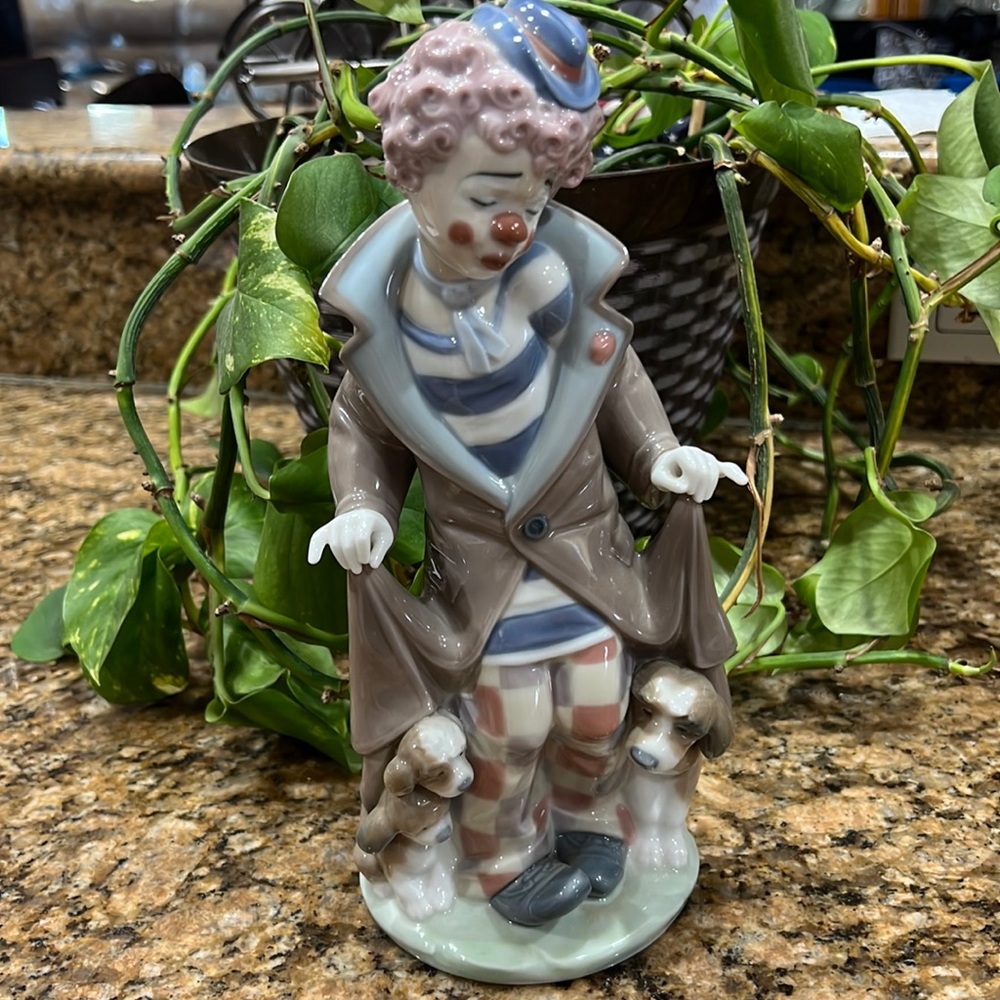 Lladro  retired “surprise” clown with puppies & mom